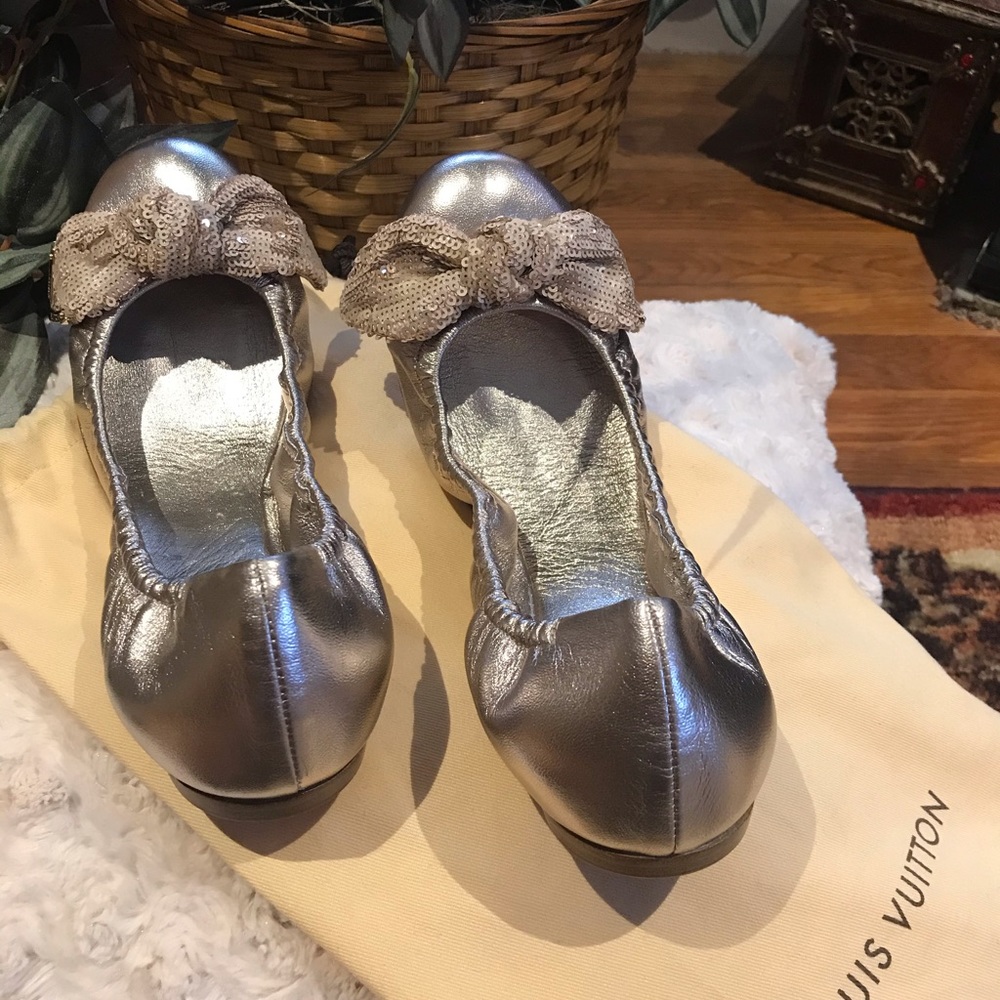 Louis Vuitton Metallic Leather Amulet Flats - Picture 5 of 15